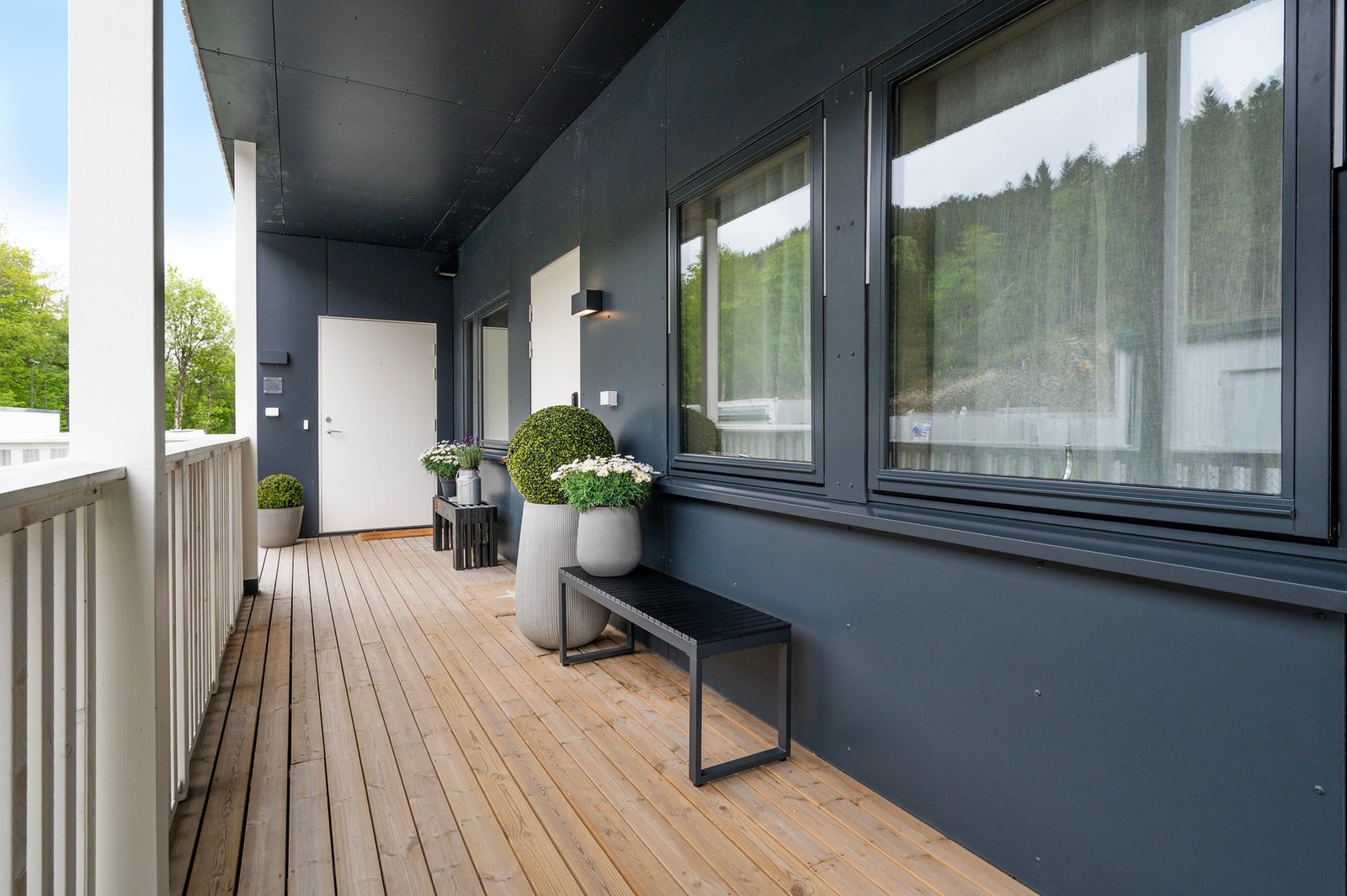 Trivelig overbygget inngangsparti. Galleribilde