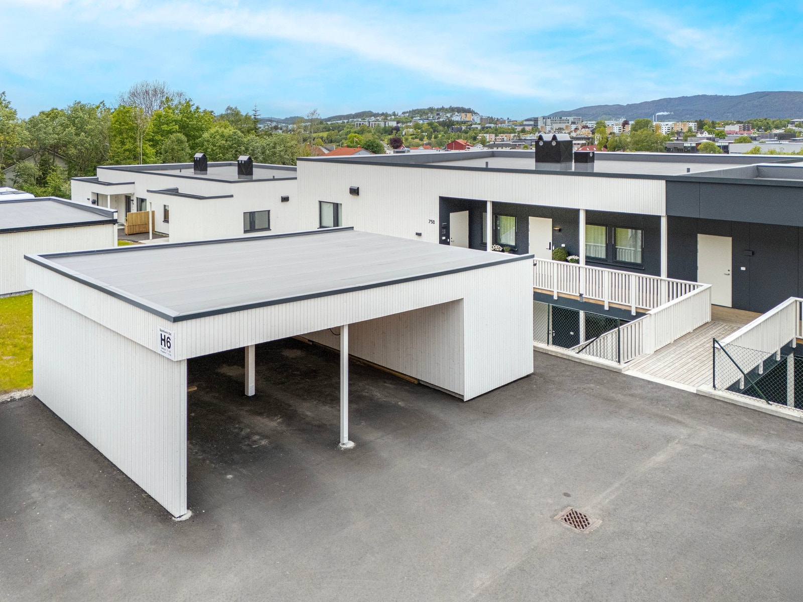 Leiligheten disponerer carport like ved inngangspartiet til leiligheten. Galleribilde