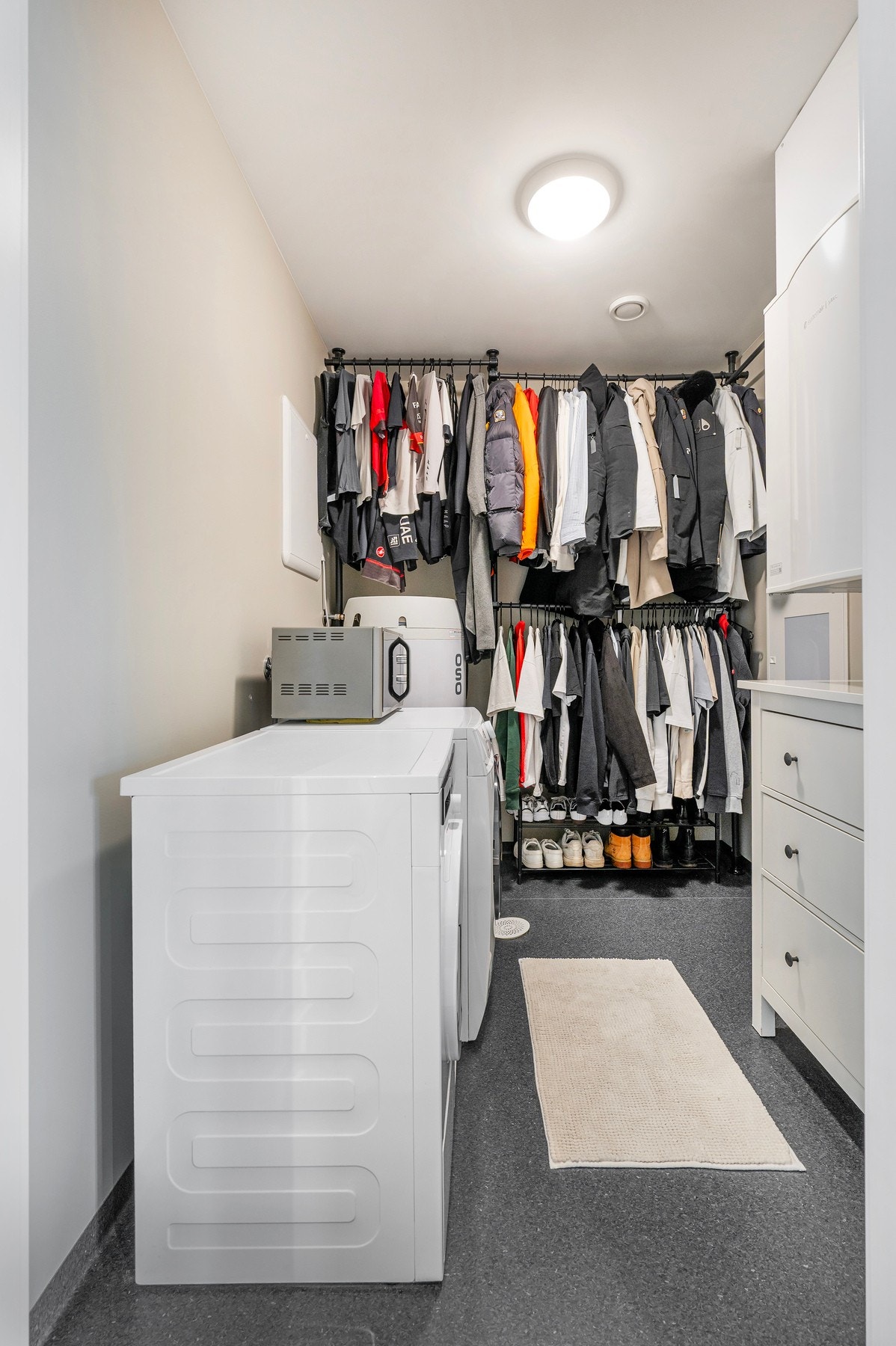 Separat vaskerom med god oppbevaringsløsning! Galleribilde