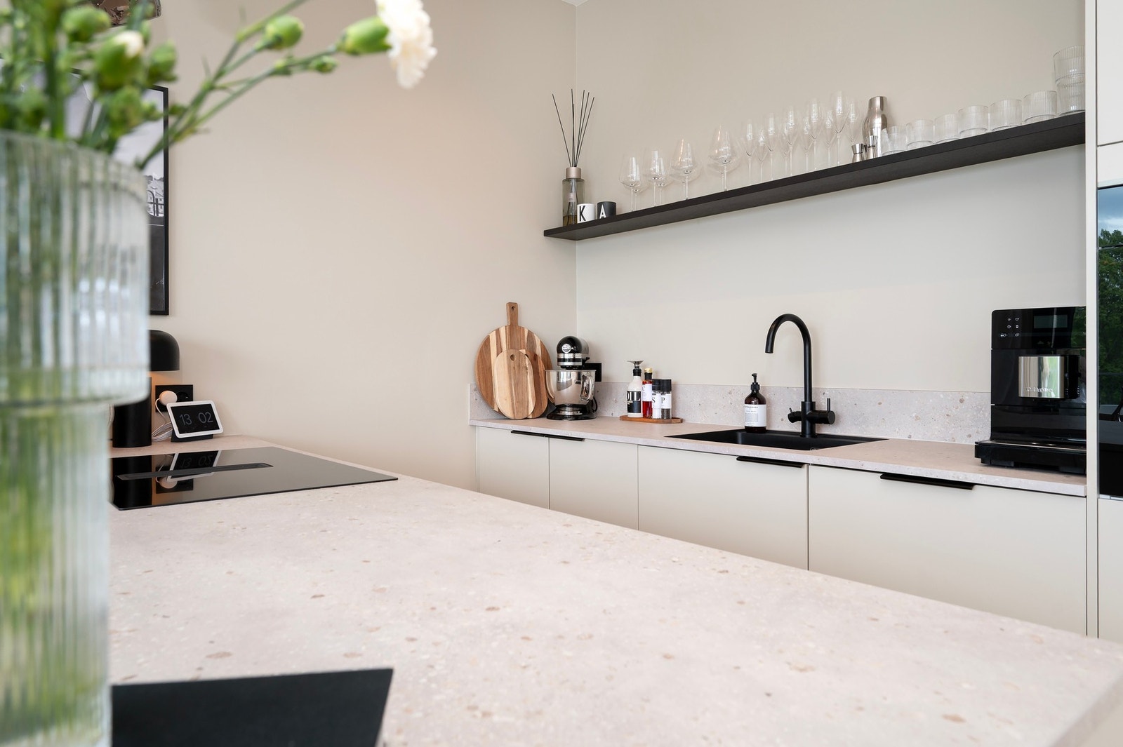 Legg merke til de gjennomtenkte detaljene på kjøkkenet. Det er også godt med benke- og oppbevaringsplass. Galleribilde