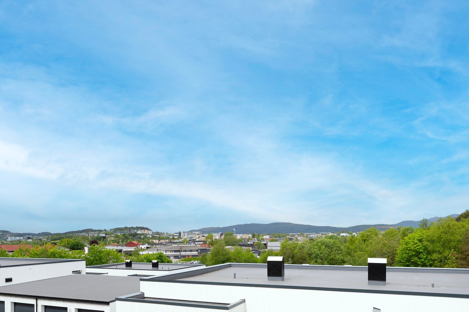 Fantastisk utsikt utover Spjelkavik og Moa. Her har du solen til kl 22 på sommeren. Galleribilde