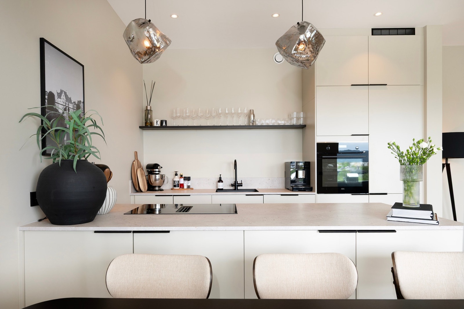 Lekkert oppgradert kjøkken fra Sigdal. Det kan blant annet nevnes oppgradert stekeovn, platetopp på 80 cm og ekstra belysning. Galleribilde