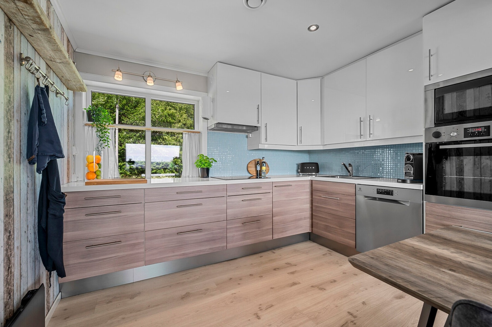 Ifbm. med renoveringen i 2012 ble det montert lydisolerende vinduer mot hovedgaten. Galleribilde