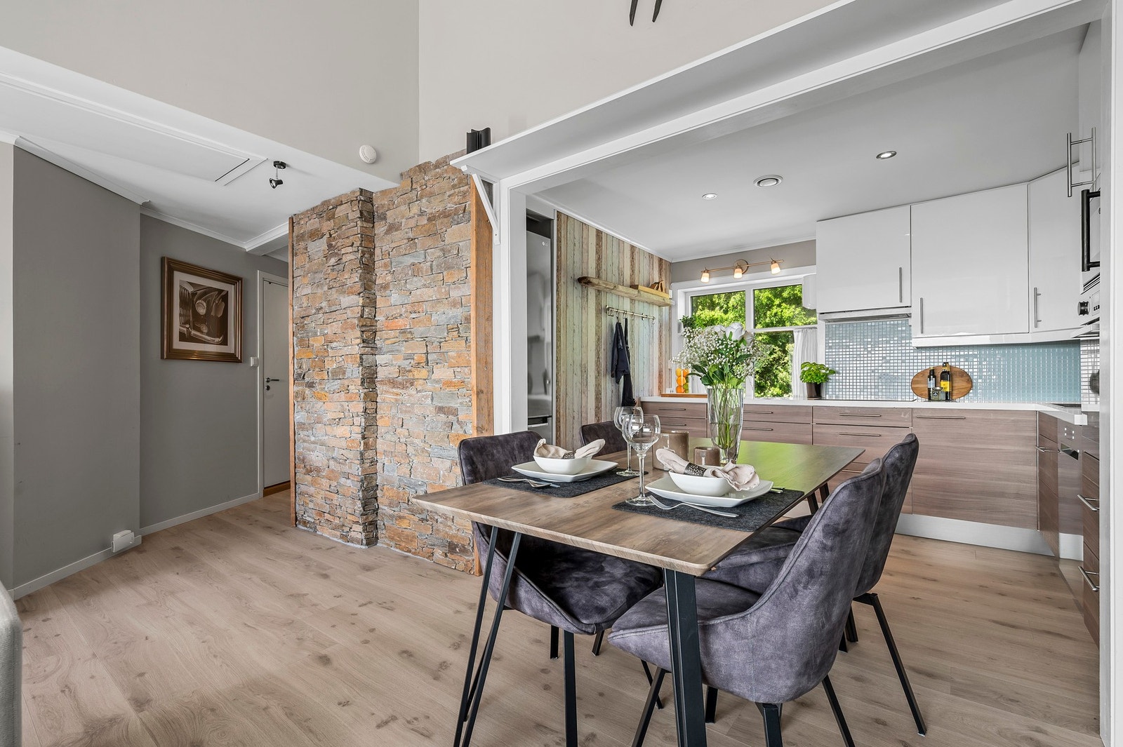 Gulvene er lagt med slitesterk laminat, og vegger med malte, slette flater. Galleribilde