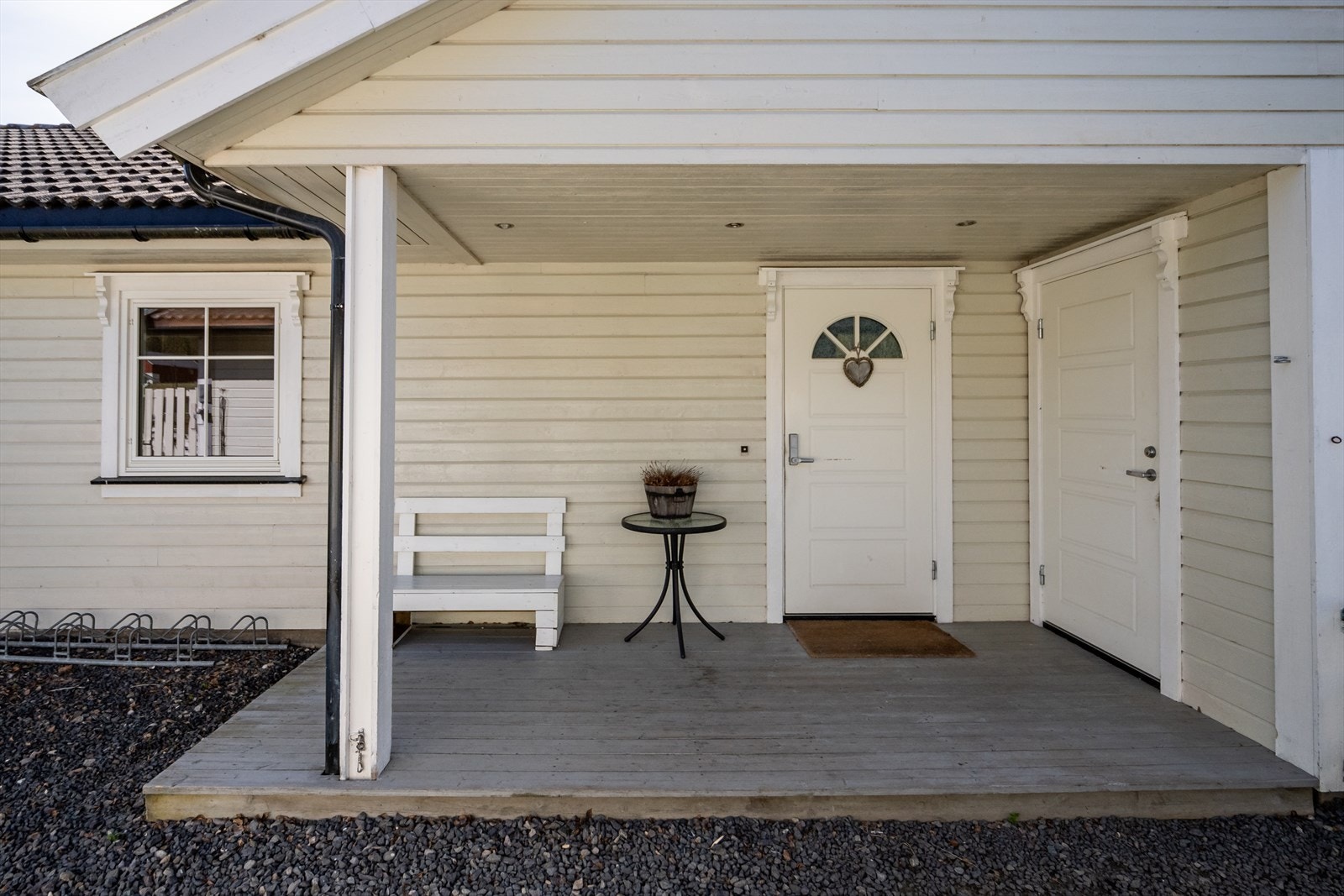 Overbygget inngangsparti med adkomst til bod. Galleribilde