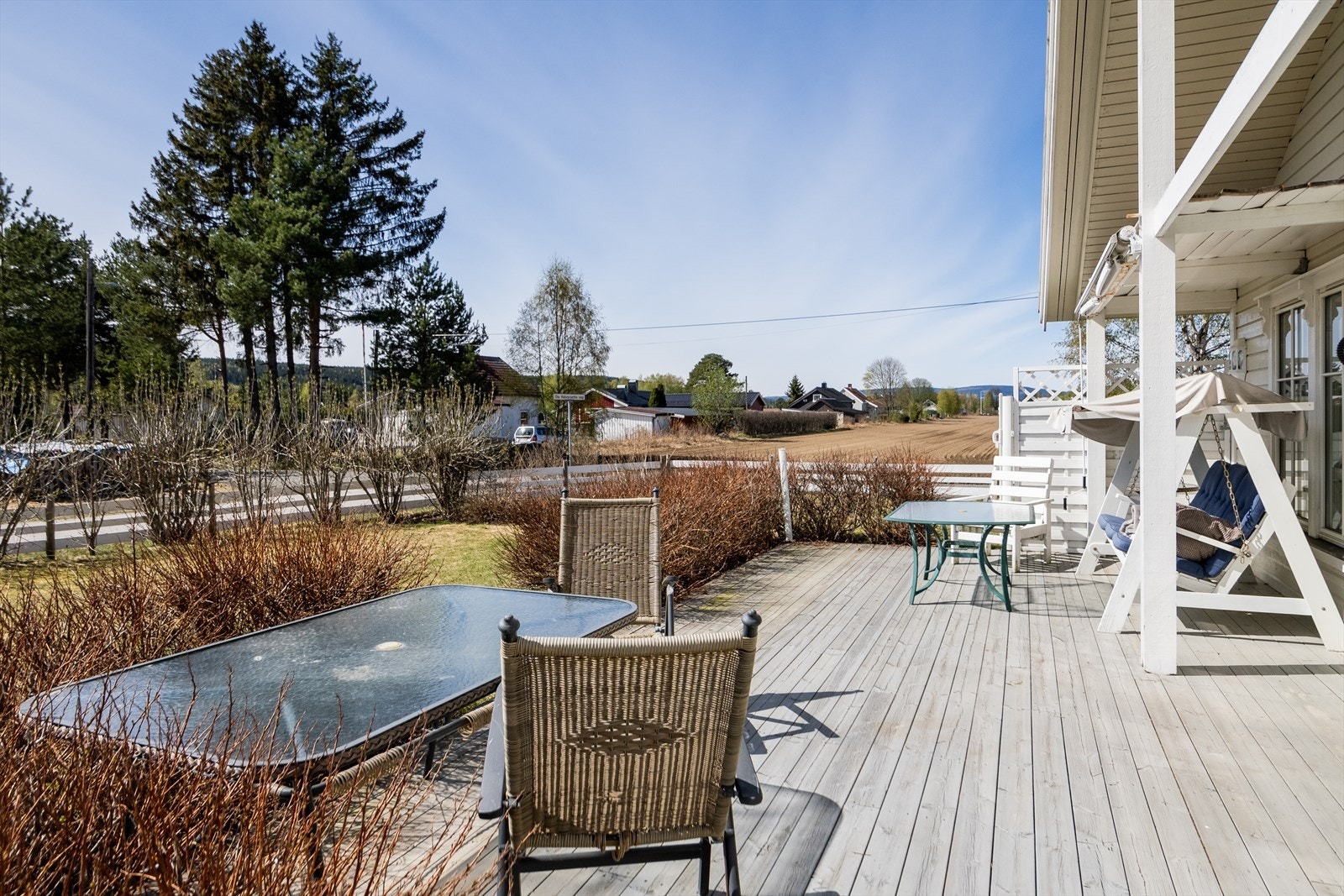 Stor, solrik terrasse med god plass til flere hagemøbler. Galleribilde