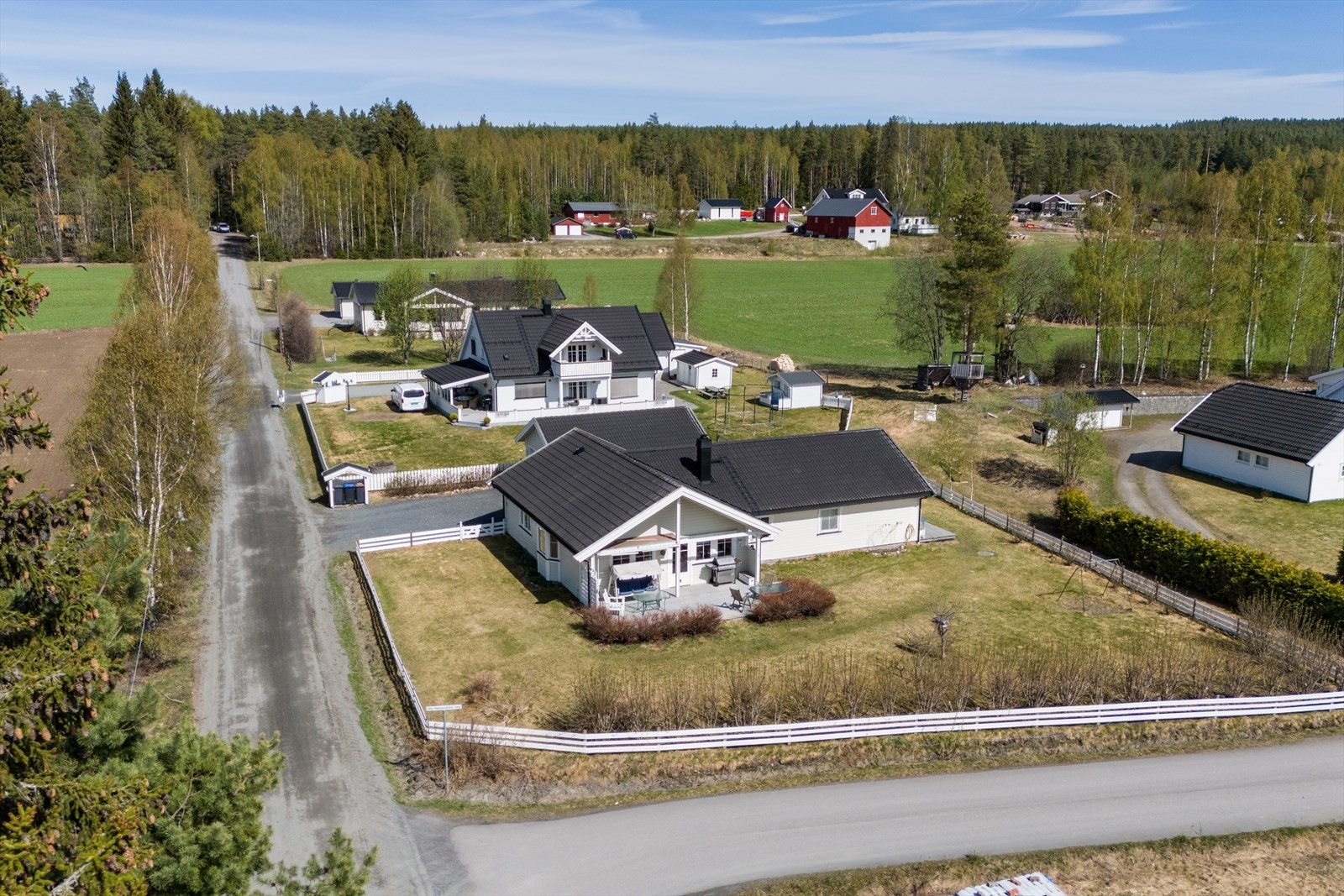 Det er ca. 3 km inn til Elverum sentrum fra eiendommen. Galleribilde