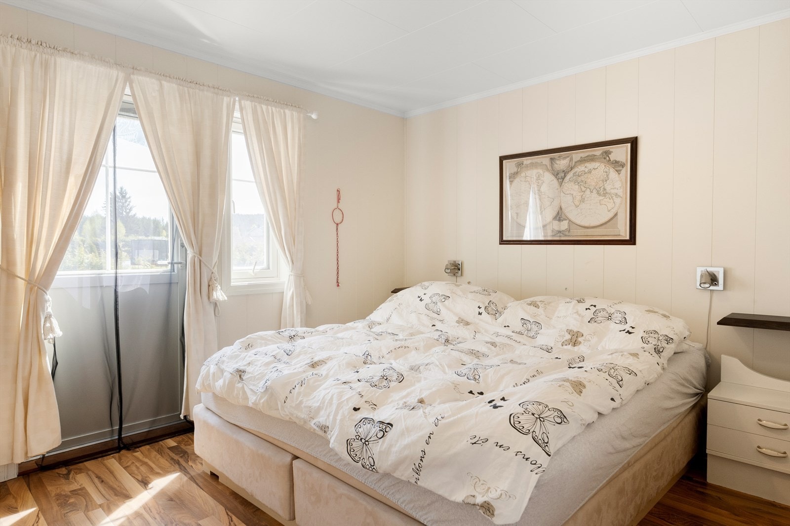 Boligen har til sammen fem soverom. Her fra hovedsoverommet. Galleribilde