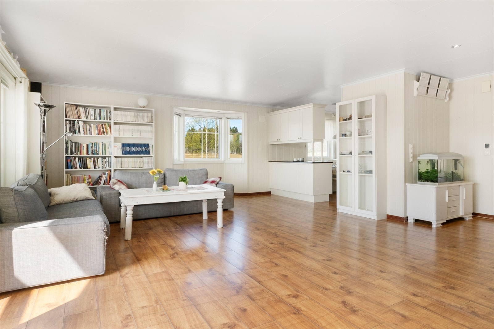 Stuen har dels åpen løsning mot kjøkkenet. Galleribilde