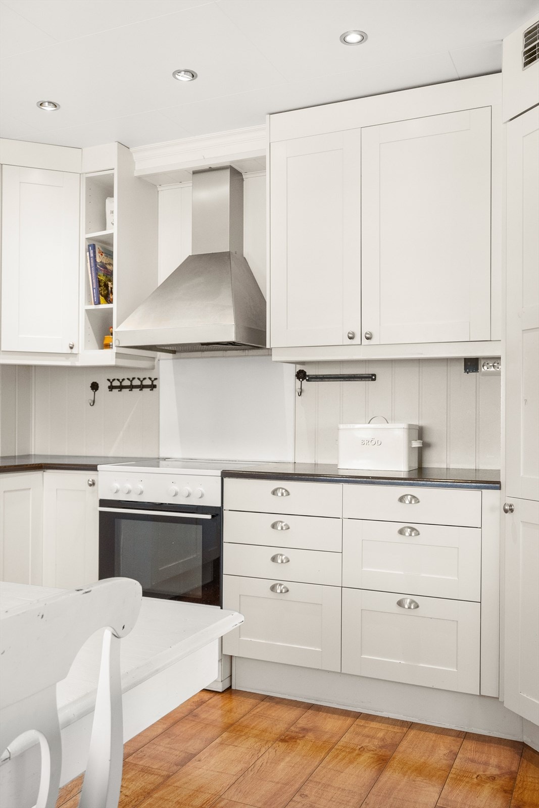 Kjøkkenet har godt med skap- og benkeplass. Galleribilde