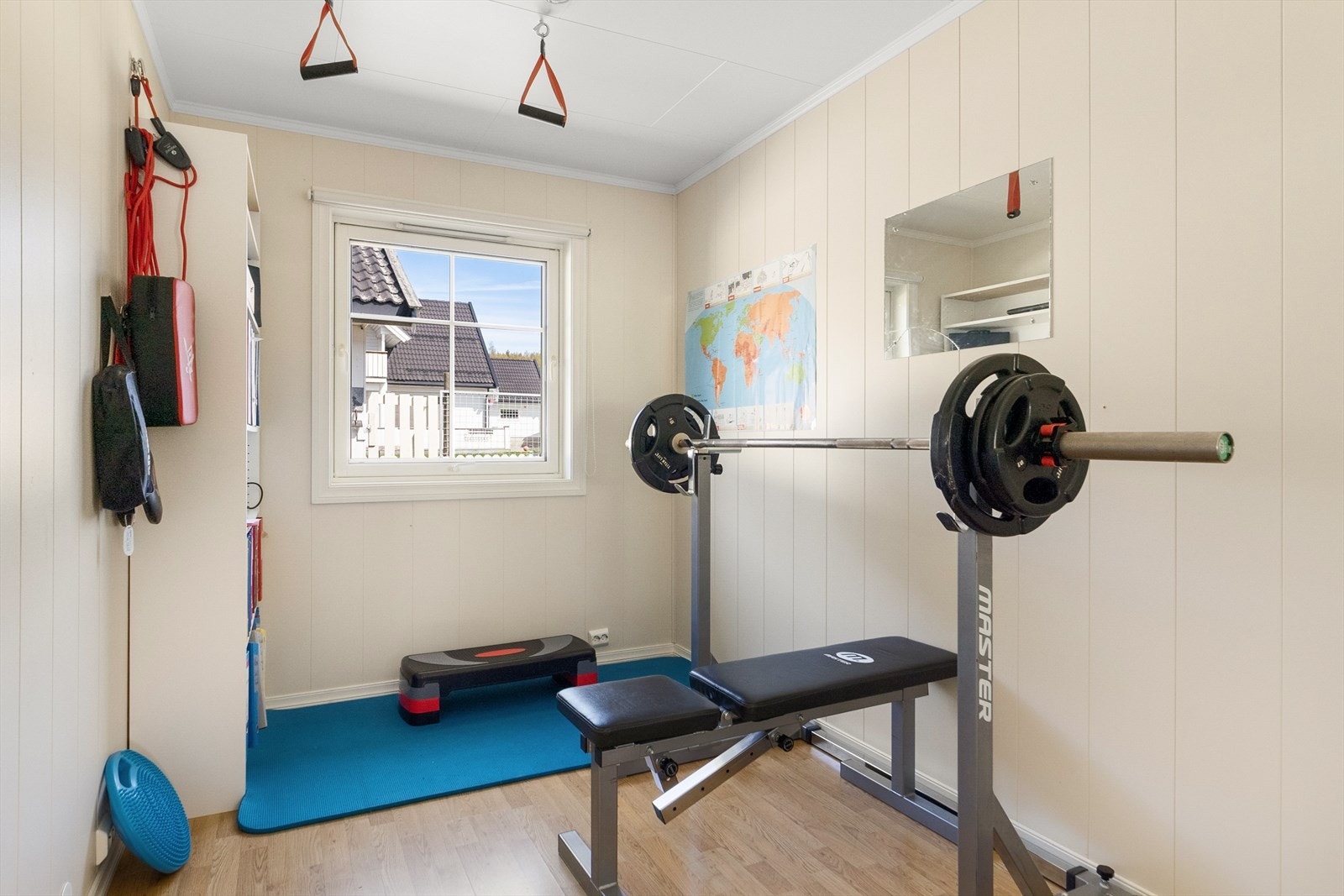 Om man ikke trenger alle soverom, kan man fint innredet til for eksempel treningsrom. Galleribilde