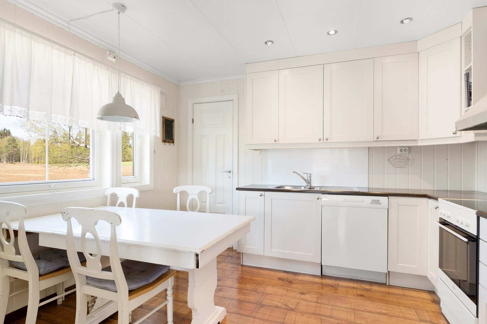 Koselig kjøkken med plass til spisebord. Galleribilde