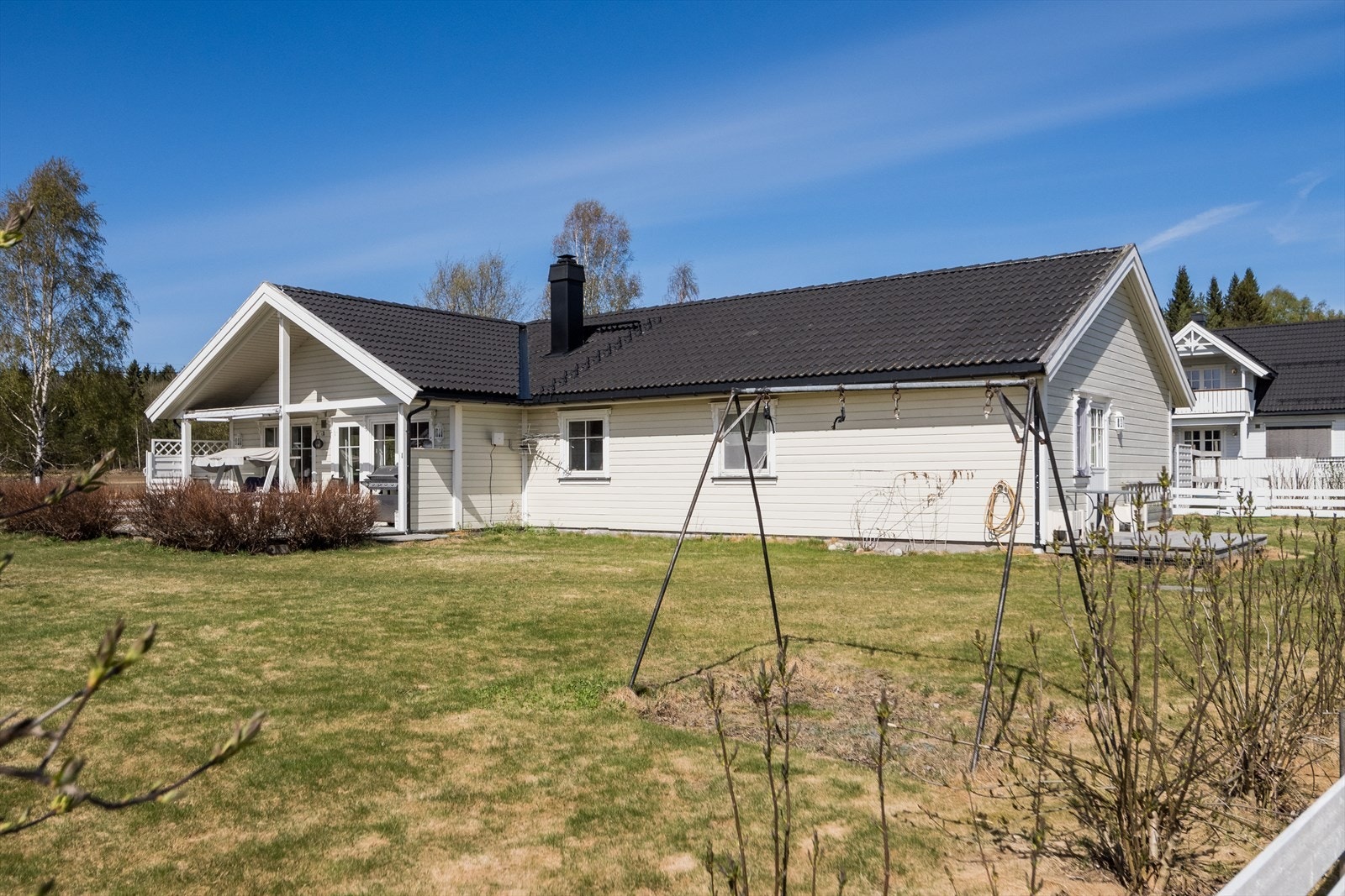 Eneboligen ligger i et godt etablert boligområde på Hanstad. Galleribilde