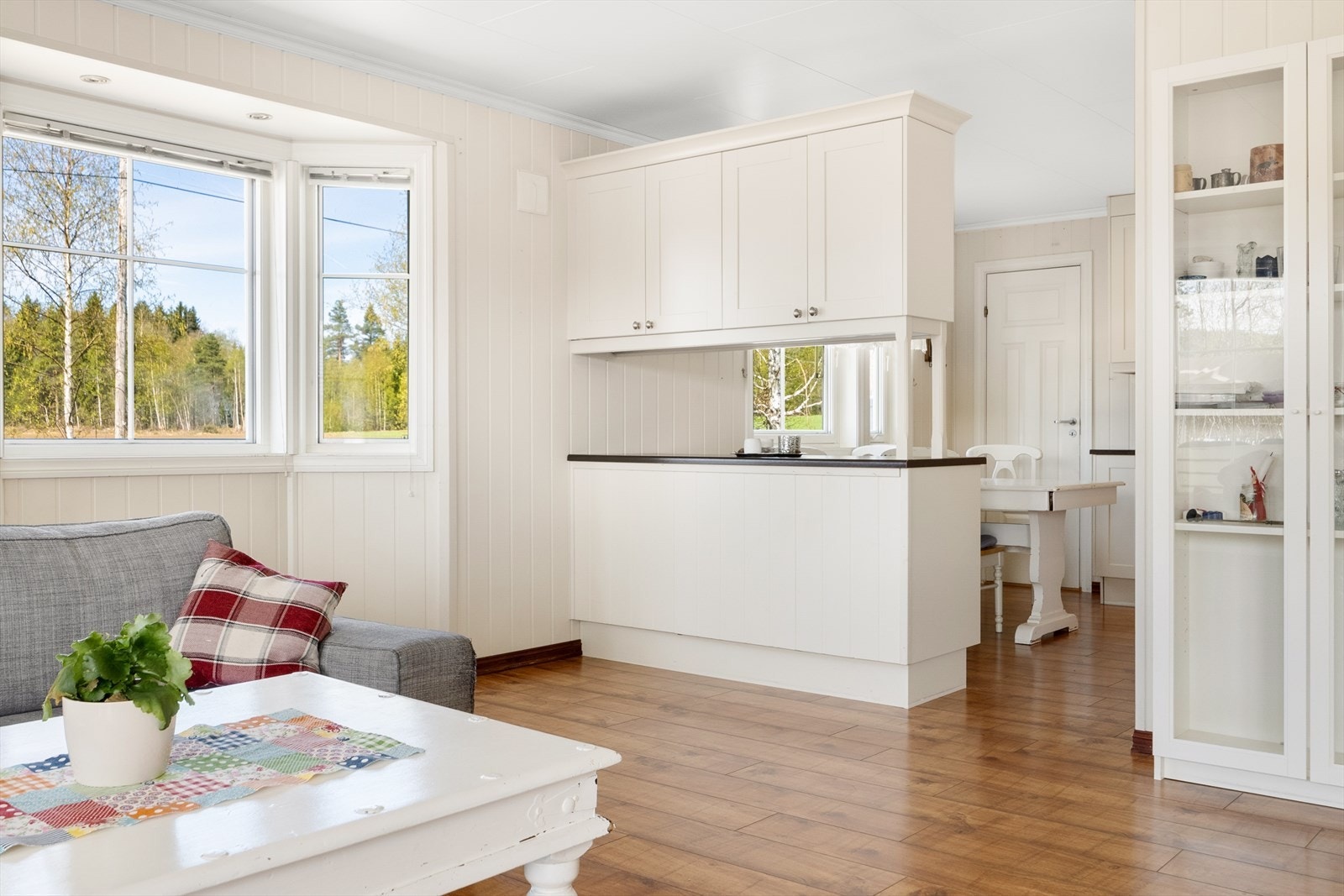 Kjøkkenet deles naturlig av stuen med barløsning. Galleribilde