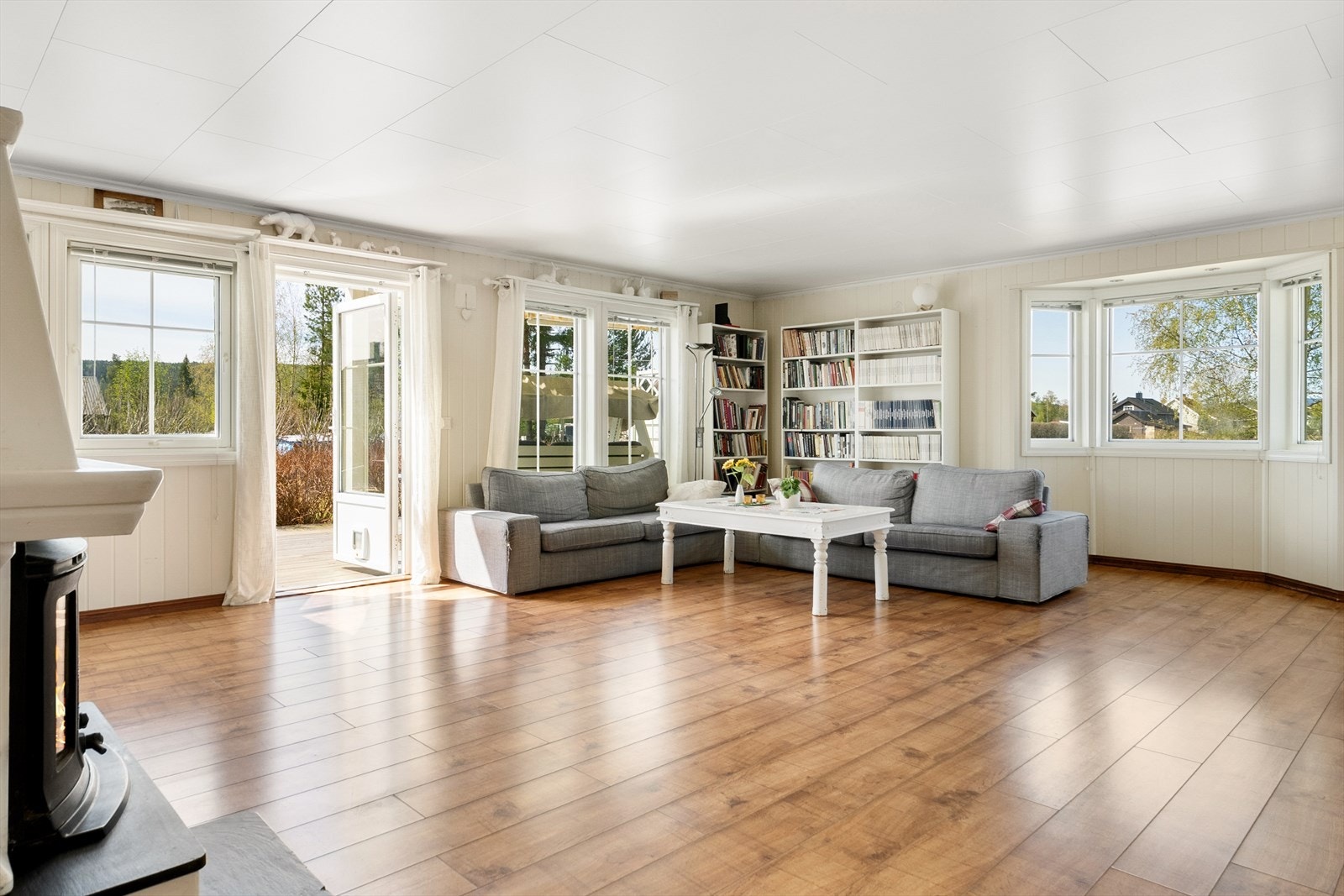 Romslig, lys stue med god plass til sofagruppe. Adkomst til solrik terrasse. Galleribilde