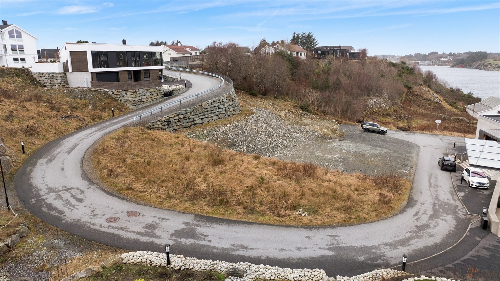 Tomten er klargjort med vei, vann/kloakk og lekeplass (ingen rekkefølgekrav) Galleribilde