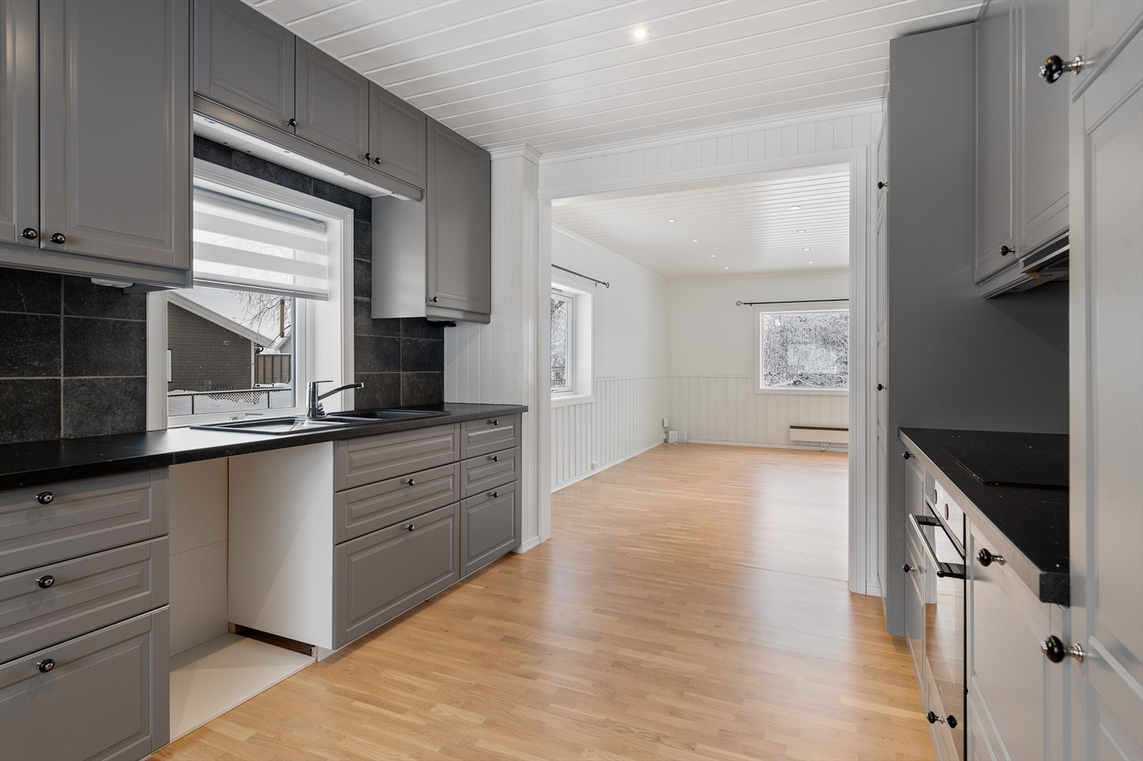 Kjøkkeninnredning fra 2018 med god skap- og benkeplass. Innredet med laminert benkeplate med kjøkkenkum med plass til integrert koketopp, stekeovn, kjøleskap, og oppvaskmaskin. Det er flislagt og belysning over benkeplate. Galleribilde