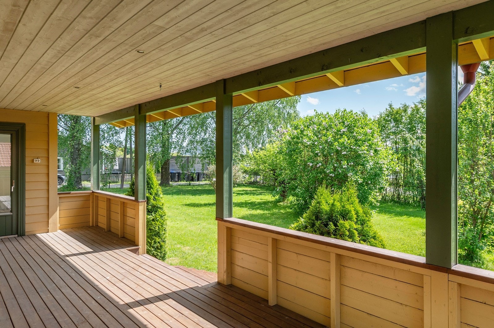Overbygget terrasse på ca. 29 m² med spotter i tak. Terrassen gir fin plass til utemøblement. Galleribilde
