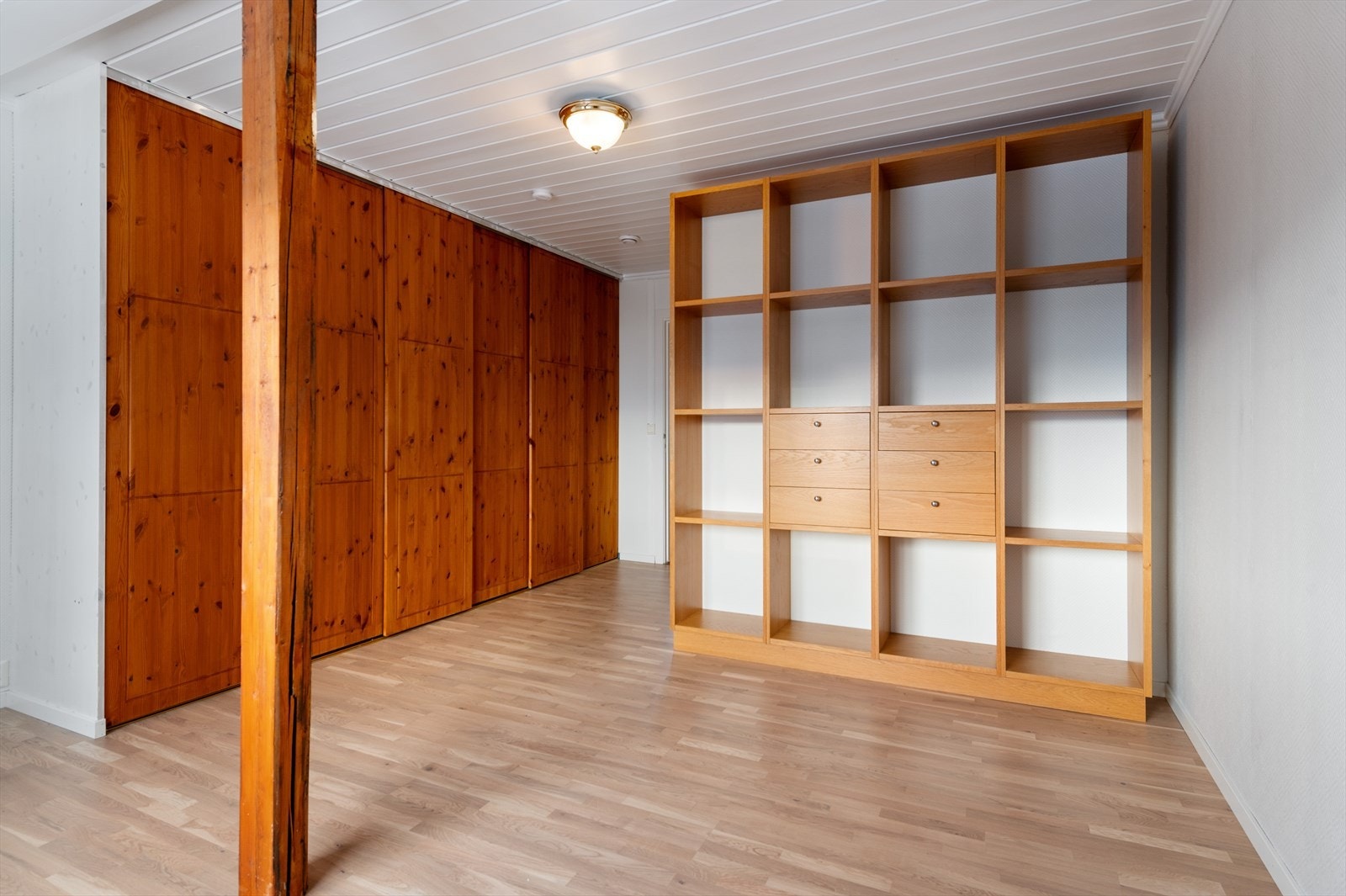 Soverom 3 er innredet med plassbygget garderobe. Galleribilde