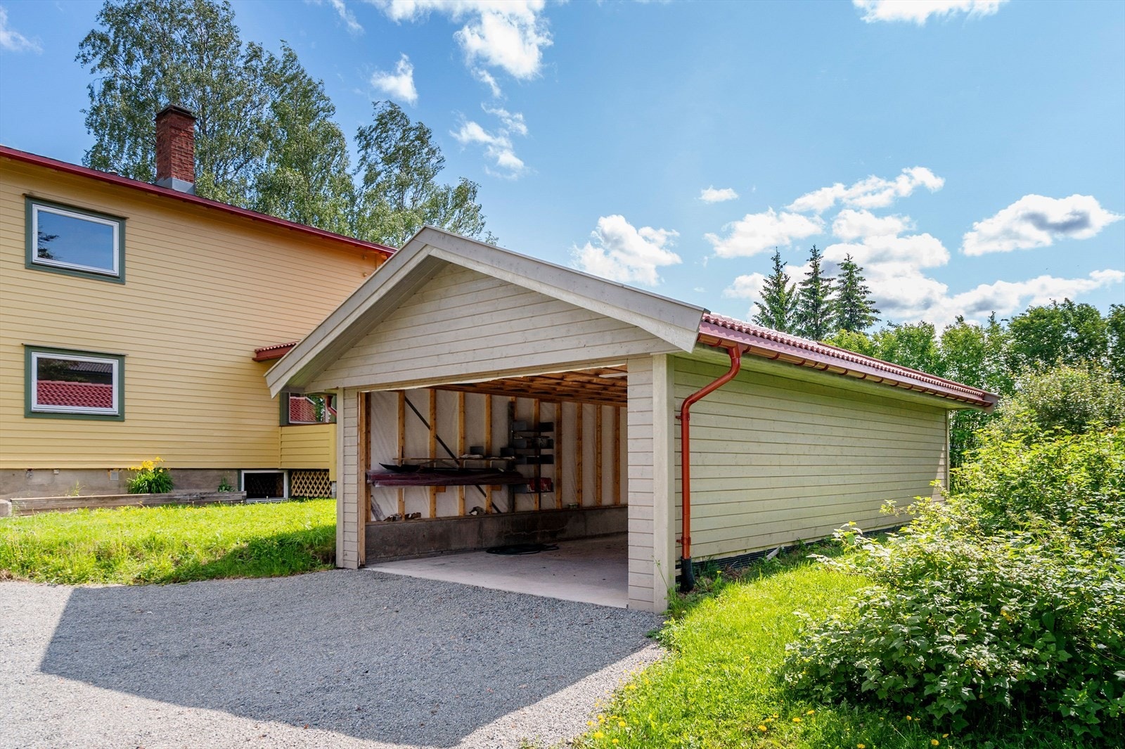 Nyere garasje med plass til både biler samt eventuell bod i bakkant. Galleribilde
