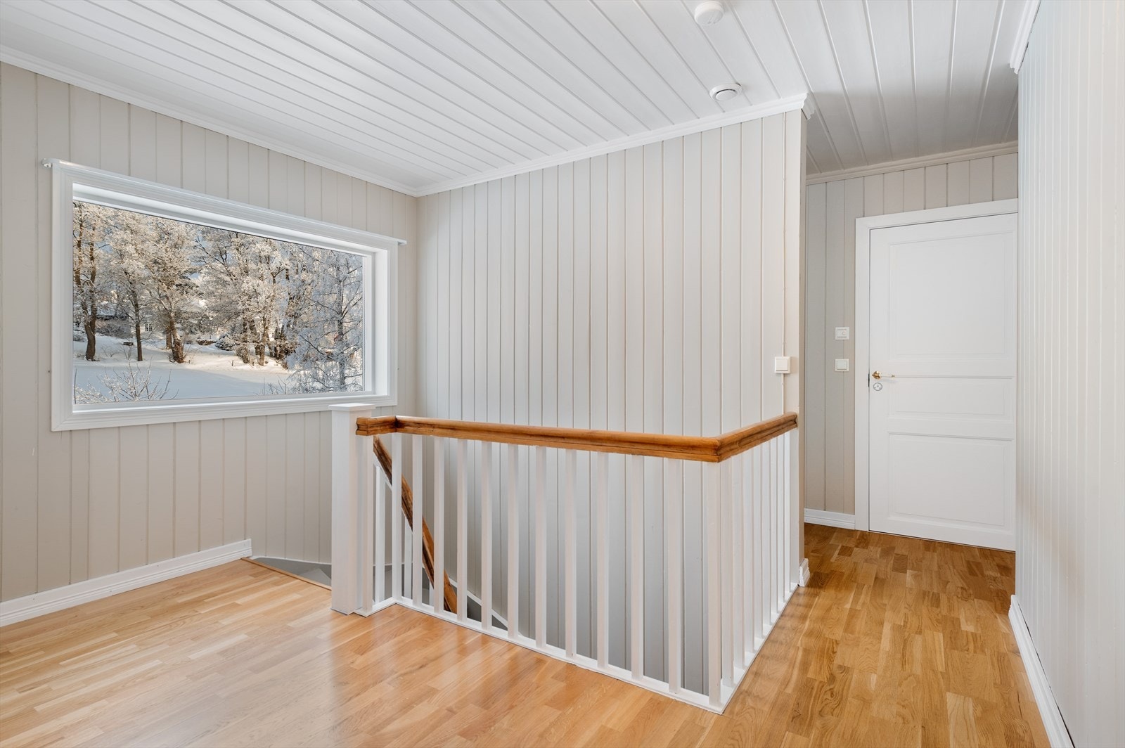 Trapperom i andre etasje. Rommet slipper inn godt med naturlig dagslys. Galleribilde