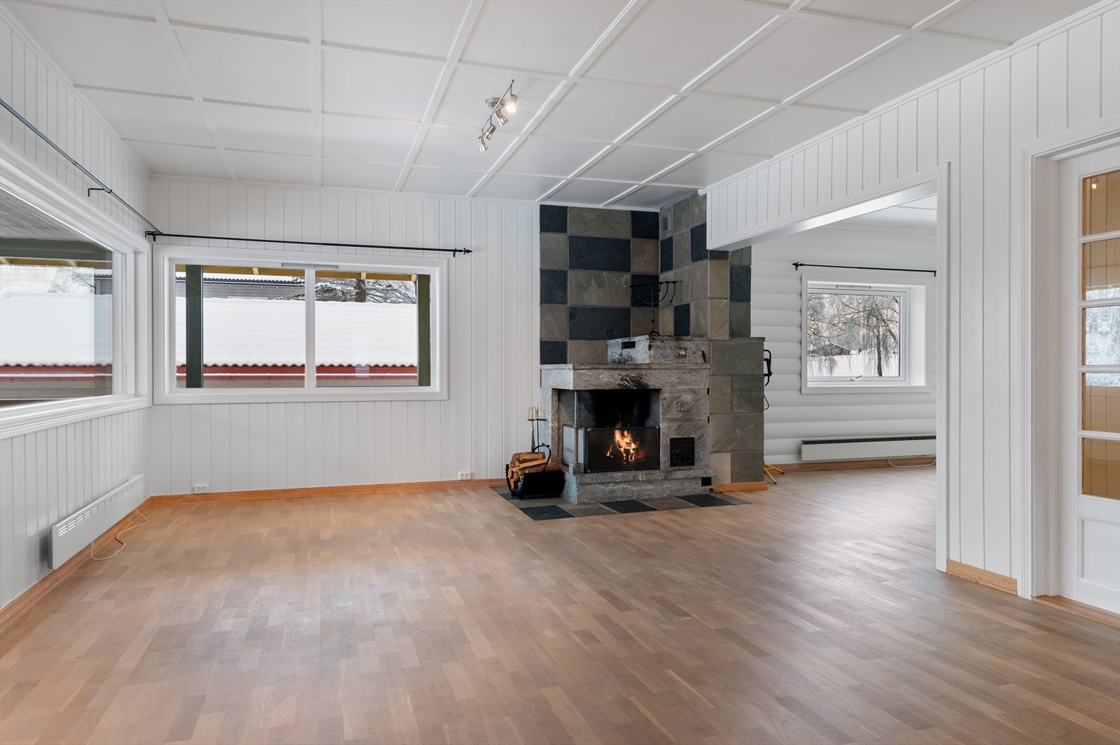 Stuen er et romslig og sosialt rom med fin plass til møblement. Galleribilde