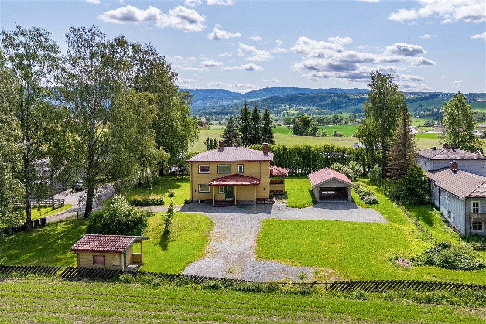Stor tomt med hage på alle sider. Her er det mange muligheter! Galleribilde