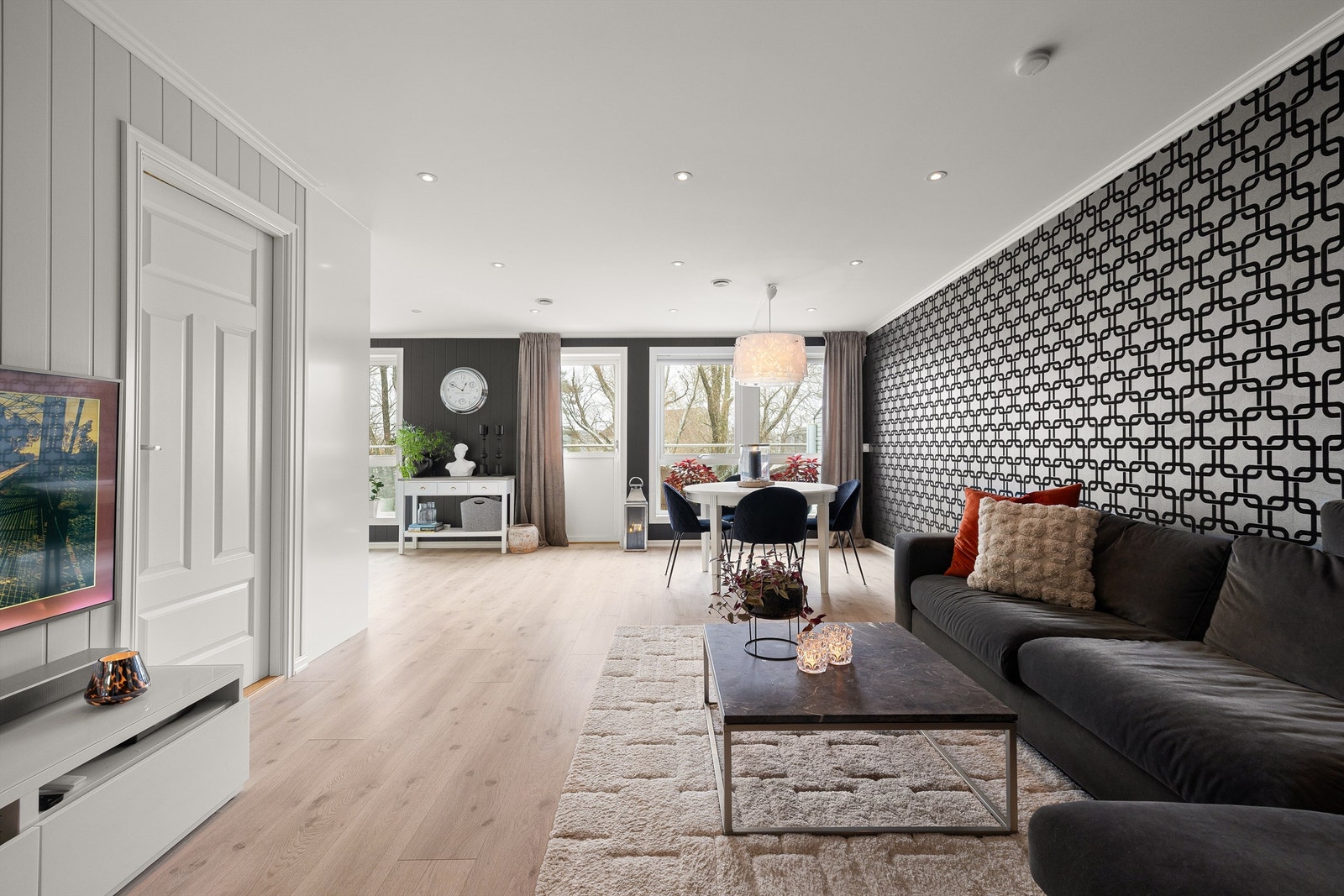 Med de store grøntarealene foran er stuen lite eksponert for innsyn. Galleribilde