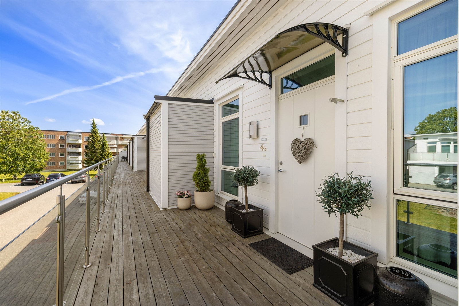 Leiligheten har plass til et lite utemøblement også på inngangssiden. Galleribilde