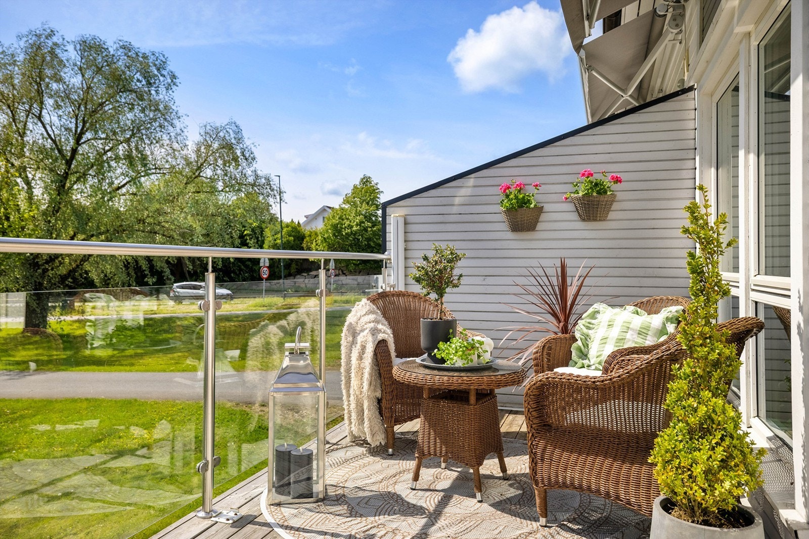 Sommerstid er det sol på balkongen dagen gjennom. Heldekkende markise er montert over balkongen. Galleribilde