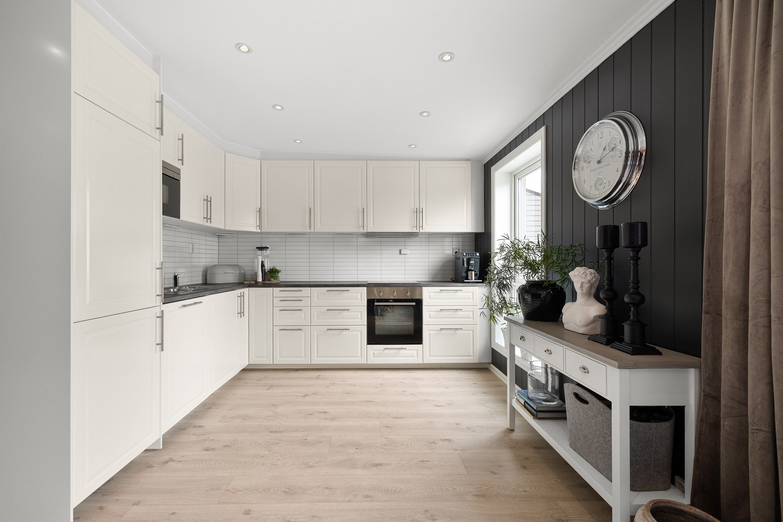 Kjøkkenet har innredning fra IKEA med både stilsikker fremtoning og mange oppbevaringsmuligheter. Galleribilde