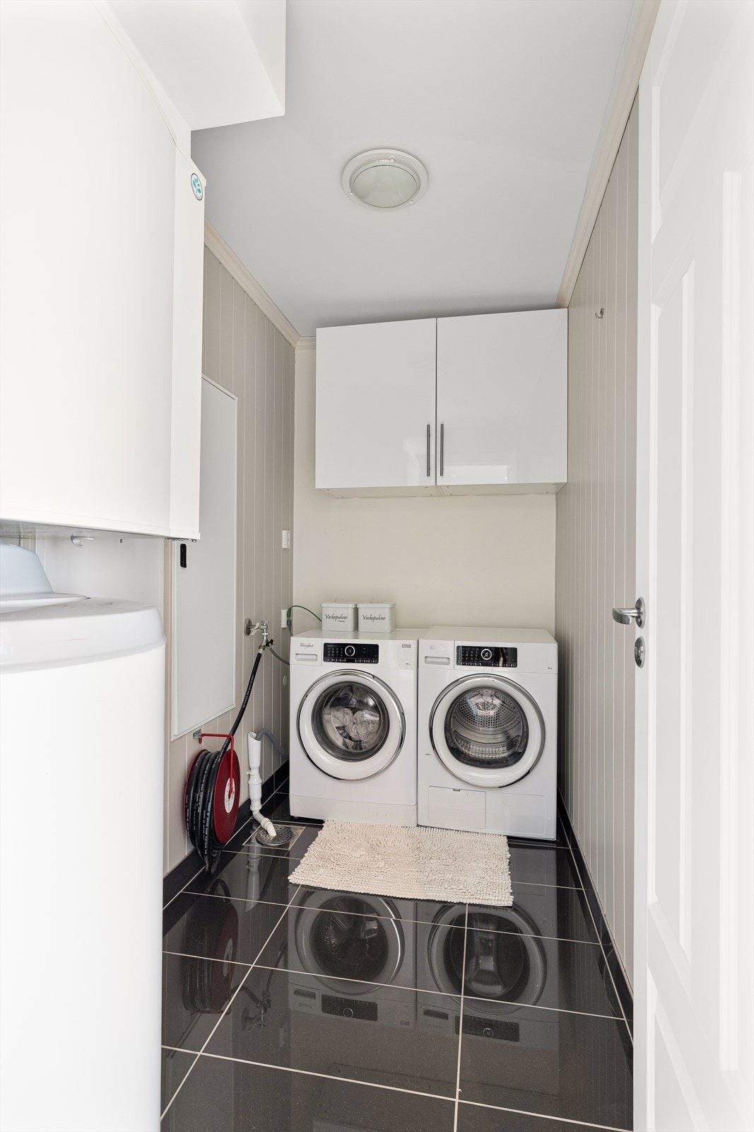 Vaskerommet fyller også rollen som teknisk rom. Varmtvannsbereder er på 187 liter. Galleribilde