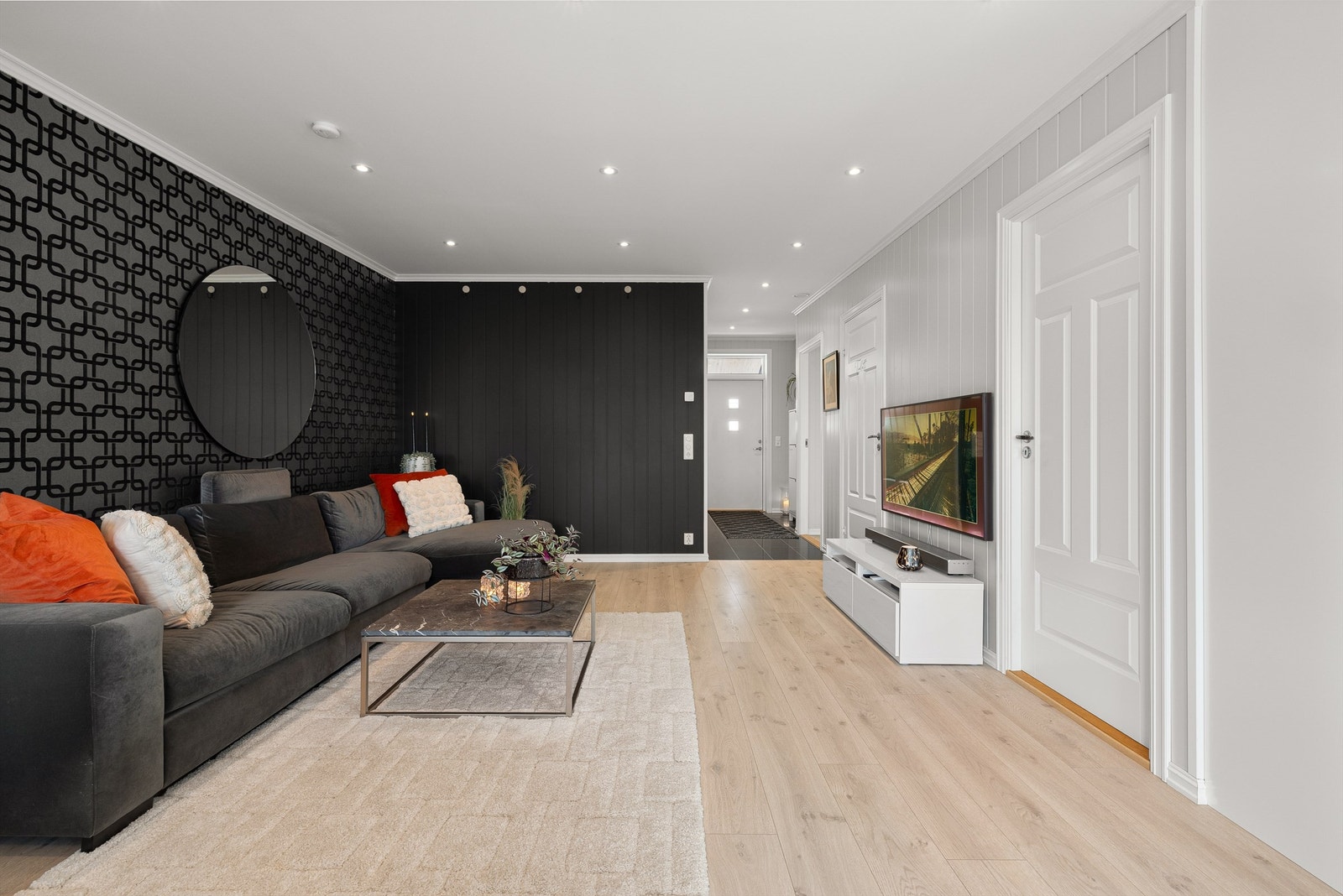 Innvendige overflater er fra byggeåret, gulvet i stuen og soverommene av lys én-stavs laminat. Galleribilde