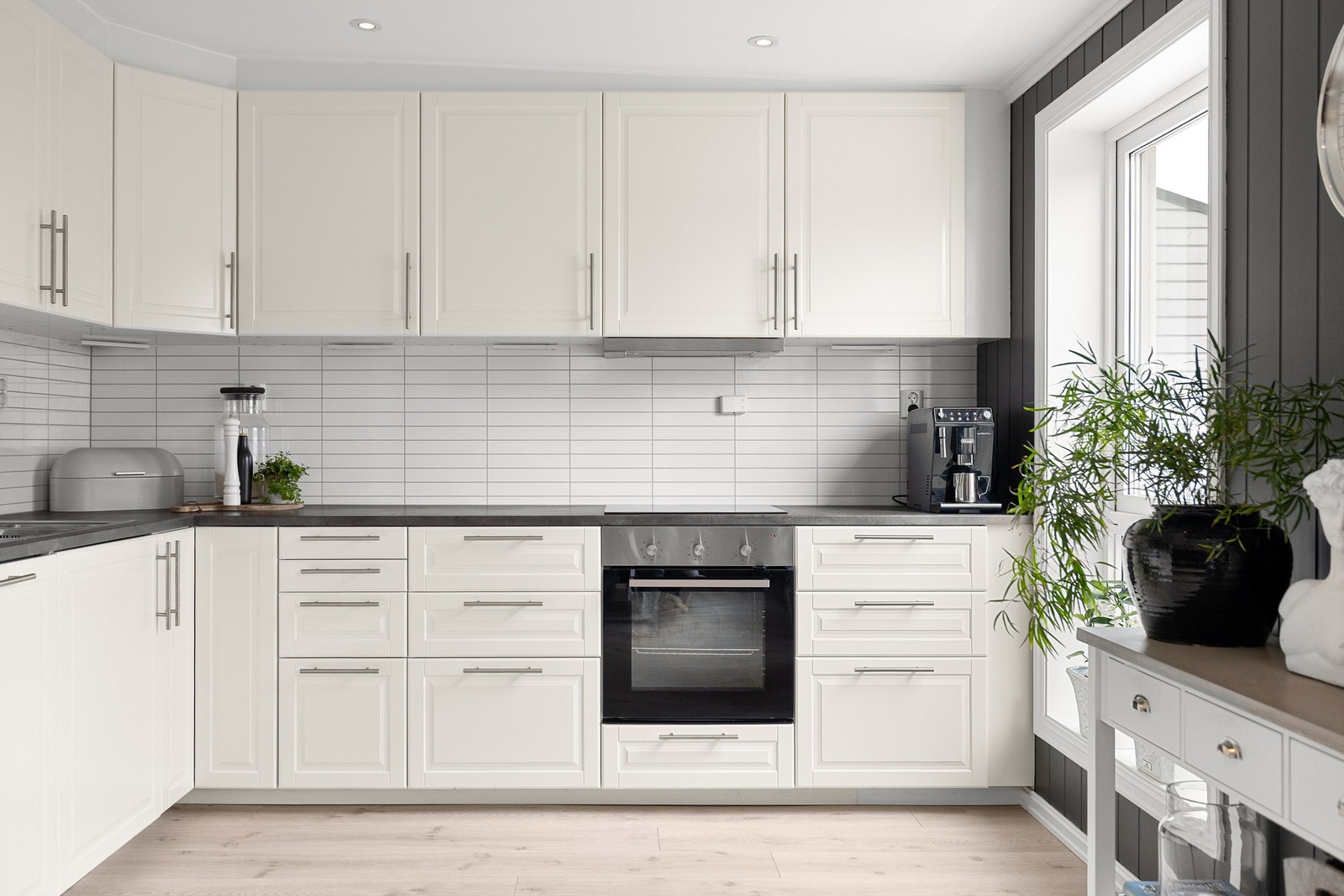 Alle kjøkkenets hvitevarer er integrert og medfølger. Galleribilde