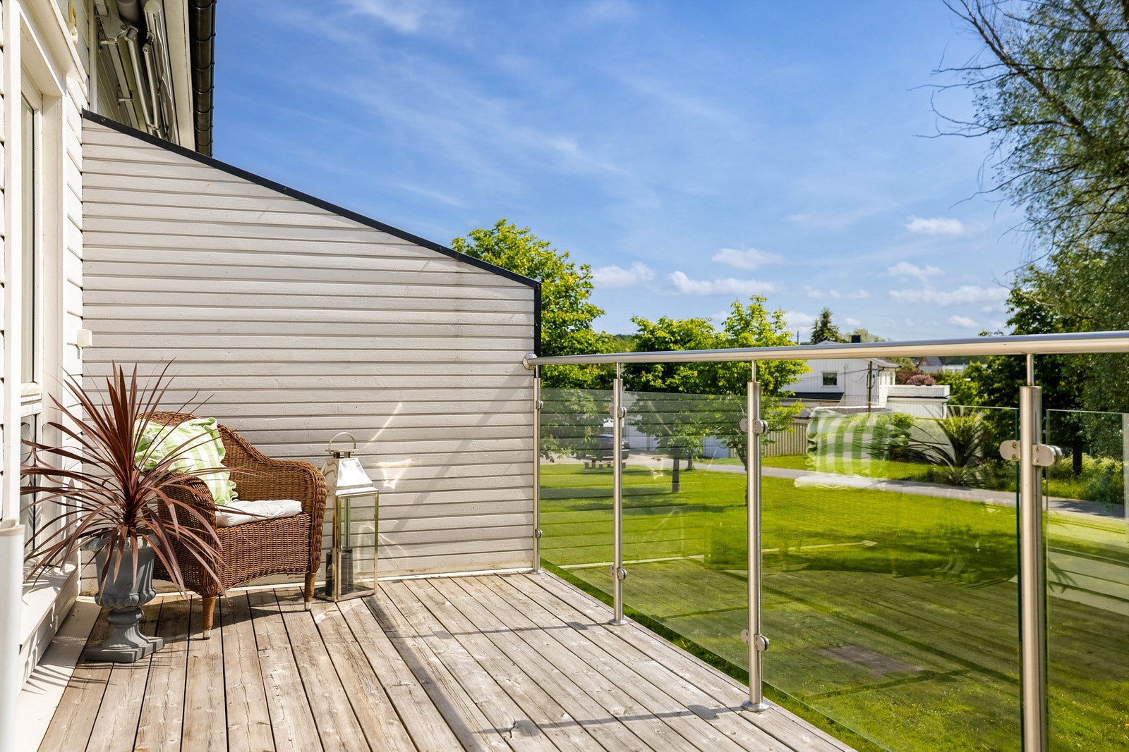 Høye levegger avskjermer mot tilstøtende sidenaboer. Galleribilde