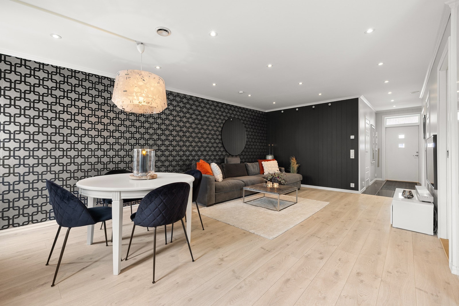 Et rikt antall innfelte spotter besørger effektfull belysning og kan dimmes til ønsket styrke og stemning. Galleribilde