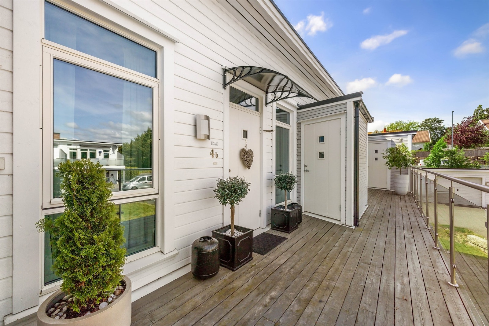 Utvendig bod på ca. 3 kvm. er lett tilgjengelig fra inngangspartiet. Rett nedenfor disponerer leiligheten oppmerket biloppstillingsplass. Galleribilde