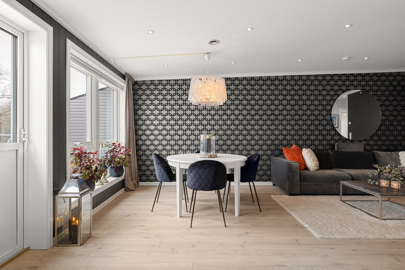 Vinduer henvendt i sydlig retning fyller stuen med dagslys, alle er utstyrt med innvendig solskjerming. Galleribilde