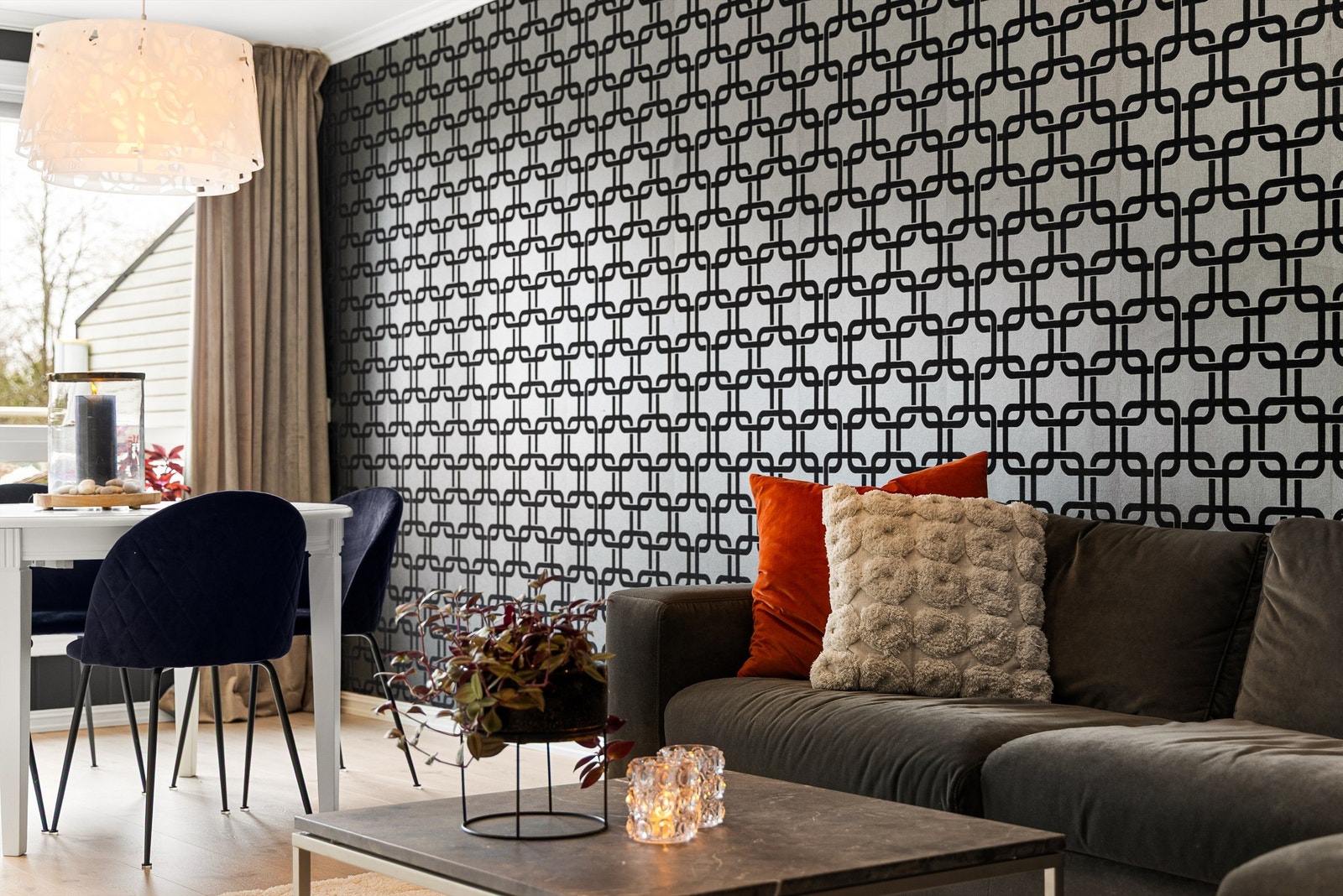 Leiligheten ble oppført med moderne standard for byggeåret, inkludert vannbåren gulvvarme i samtlige rom. Galleribilde