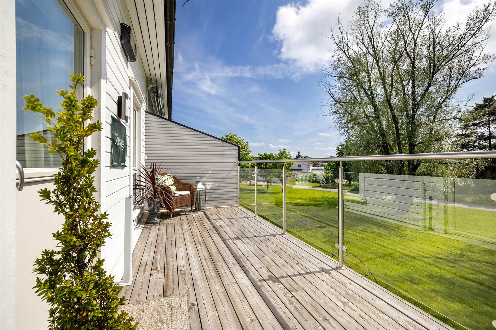 Lekkert rekkverk med glass ivaretar både utsynet og solforholdene. Galleribilde