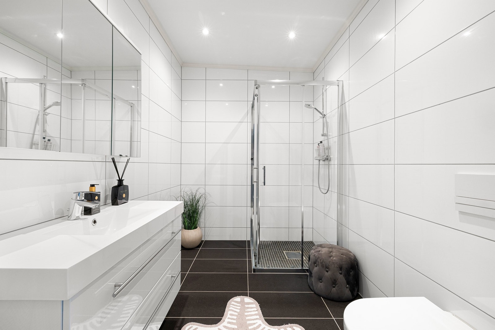 Arealkrevende hvitevarer som vaskemaskin og tørketrommel har dedikert plass i vaskerommet, vegg i vegg med badet. Galleribilde