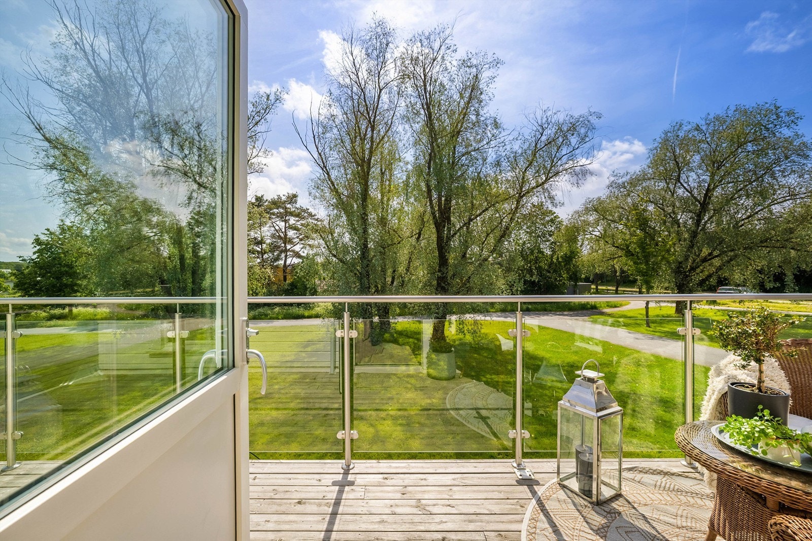 Leiligheten har sydvendt og solrik terrasse som vender ut mot grønt friområde. Galleribilde