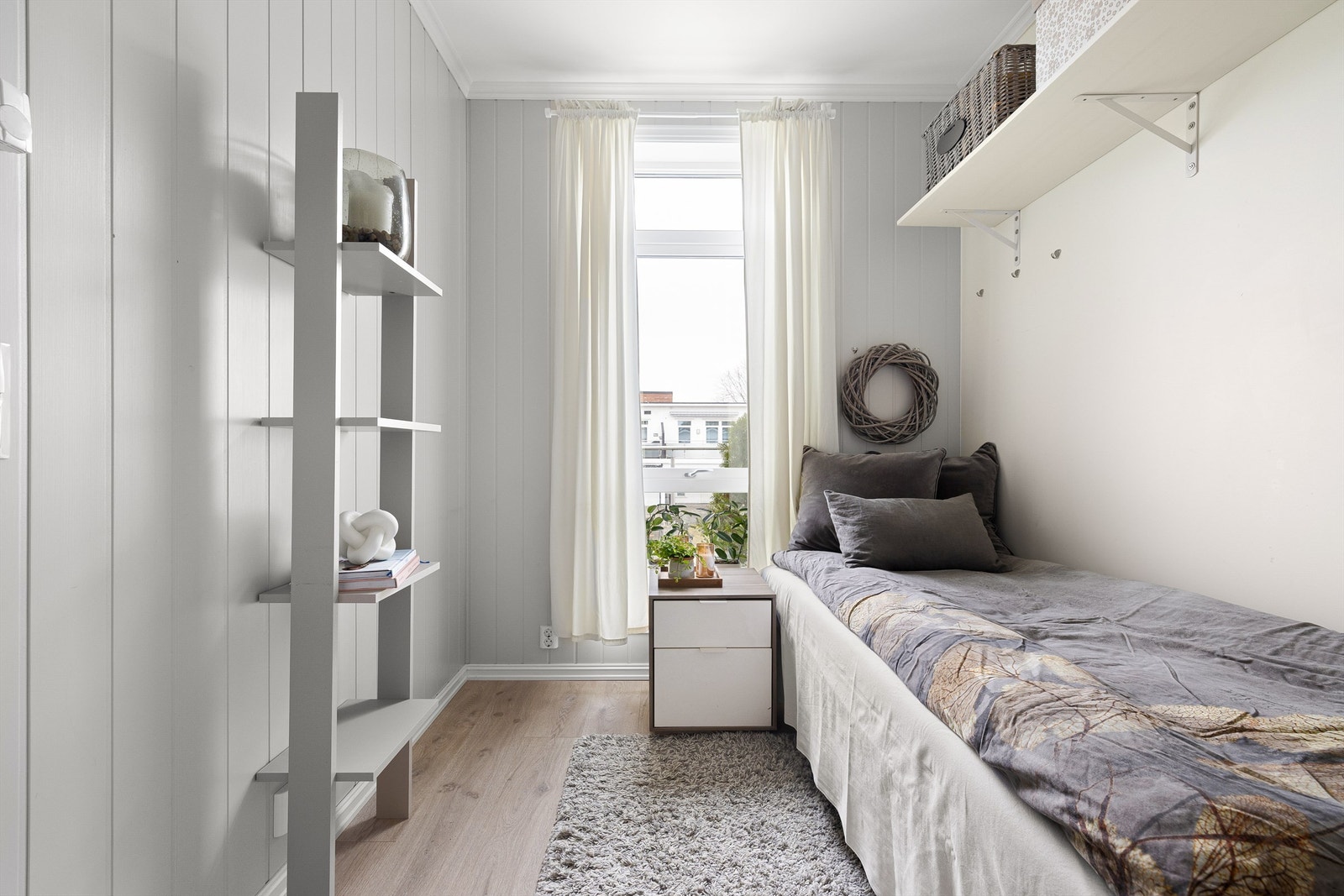 Begge soverom har vinduer henvendt i nord-østlig retning - bort fra varmende sol gjennom dagen. Galleribilde