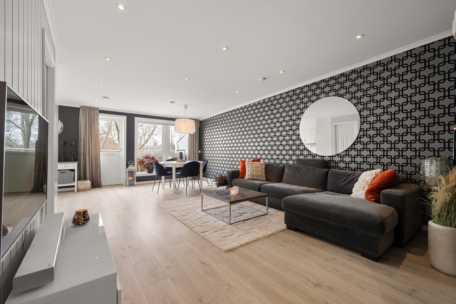 Lys og tiltalende stue med god plass til både salong og spisestue. Galleribilde