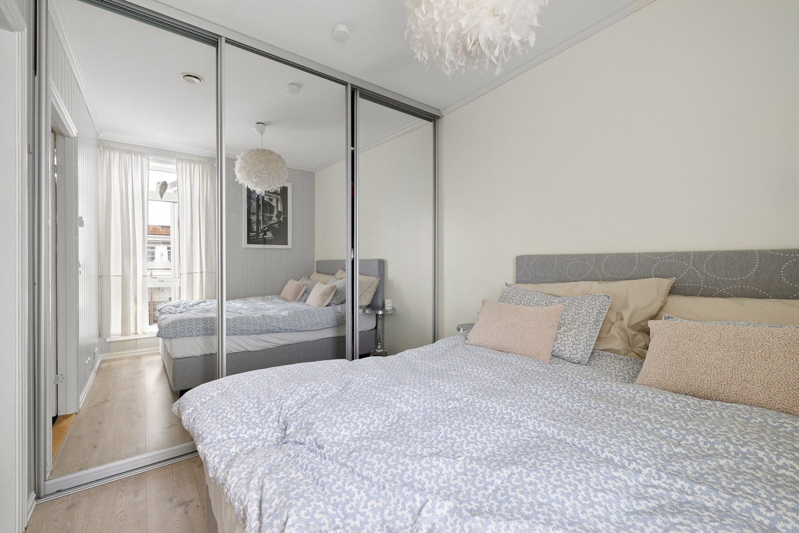 I tillegg til stor takhøyde har hovedsoverommet skyvedørsgarderobe med heldekkende speil som utvider romfølelsen ytterligere. Galleribilde