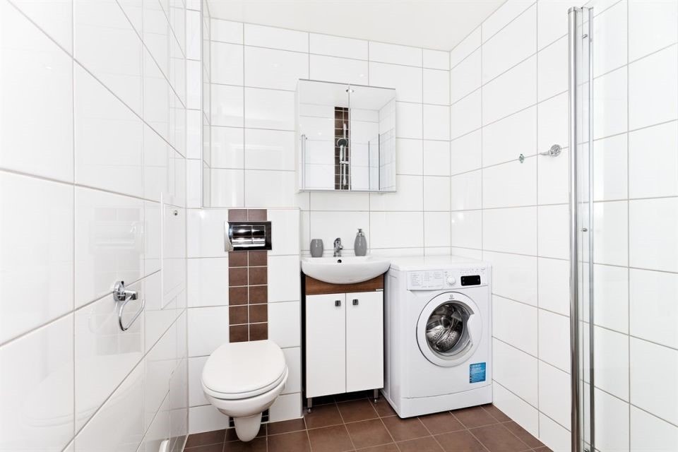 Helfliset baderom med opplegg til vaskemaskin Galleribilde