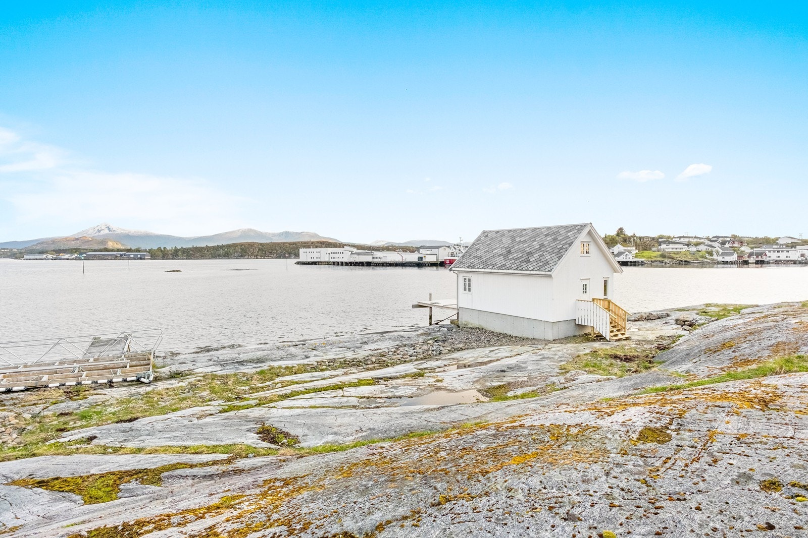 Strandlinje med svaberg og naust Galleribilde