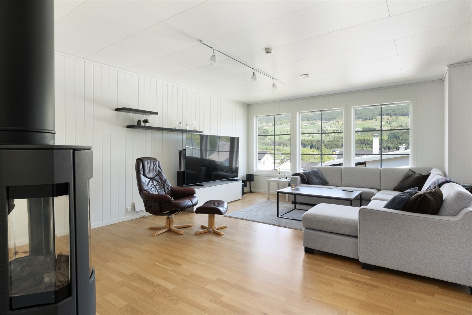 Den arealeffektive planløysinga inneheld gang, stove/kjøkken, to soverom, bad, vaskerom og bod. Galleribilde