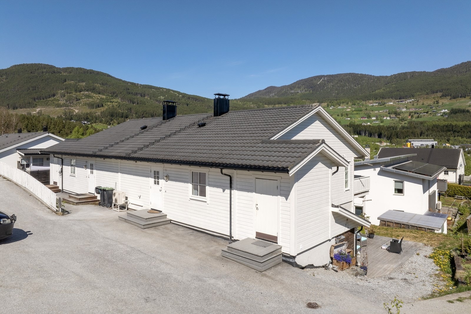 Bustaden ligg på øvre plan av firemannsbustad med enkel tilkomst frå asfaltert fellesområde. Galleribilde