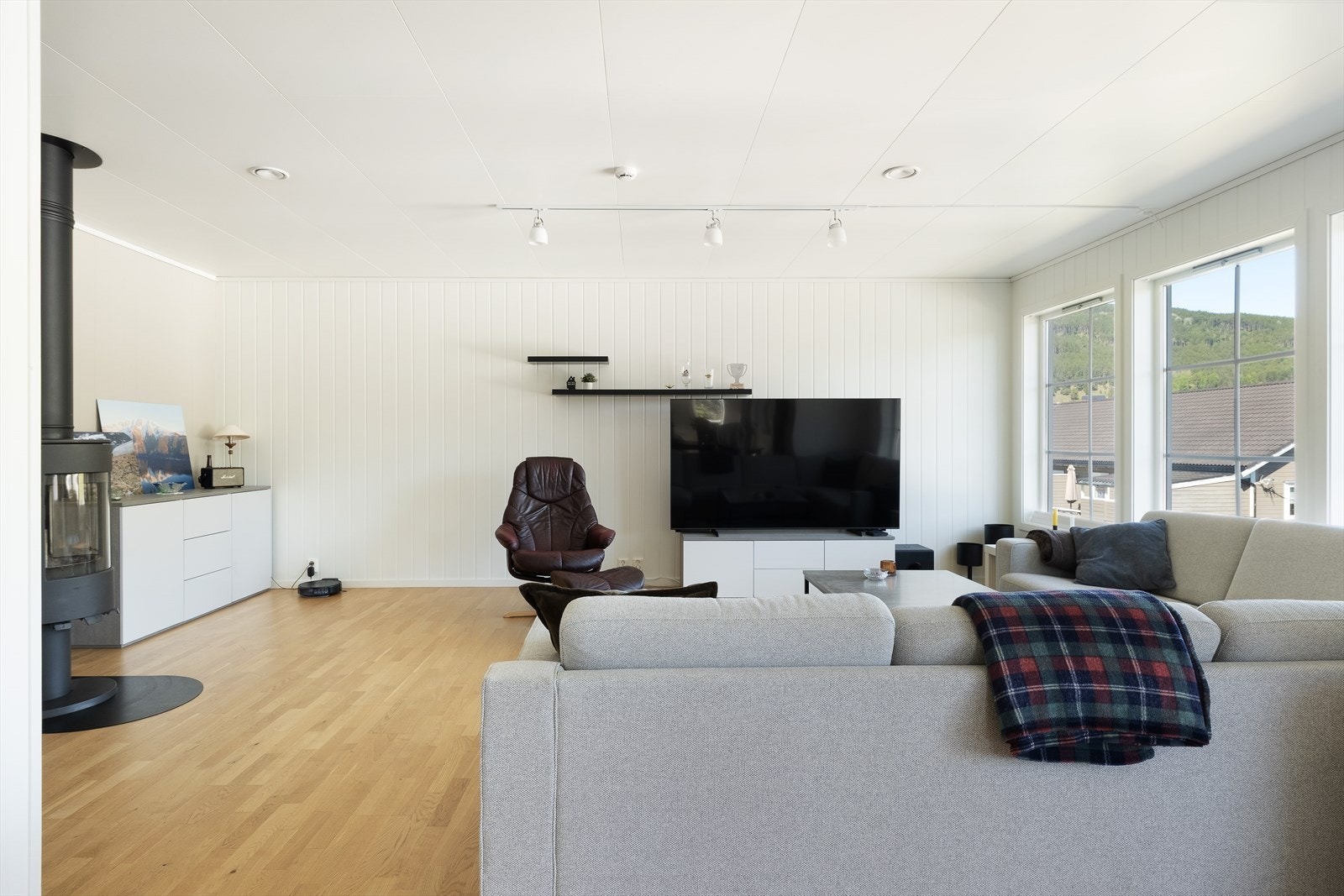 Lys og innbydande stove med god plass til stor sittegruppe. Galleribilde